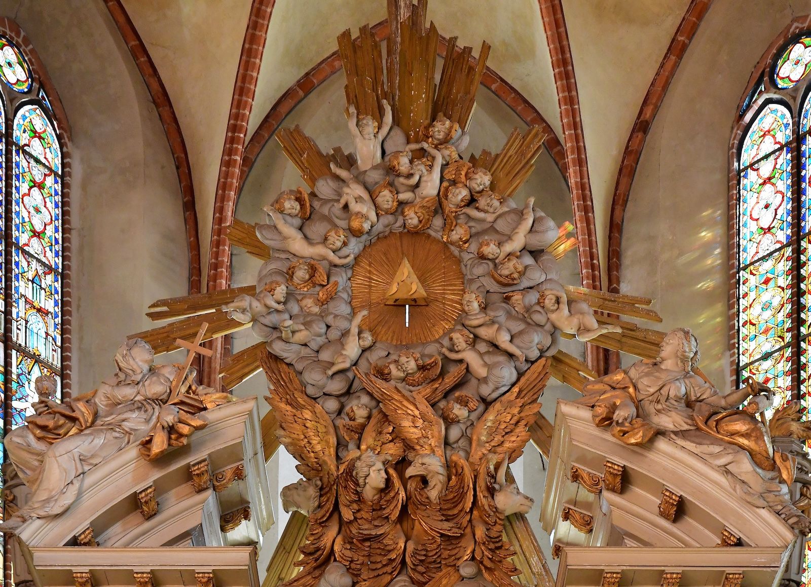 Altaraufsatz mit Engeln und farbigen Fenstern im Havelberger Dom
