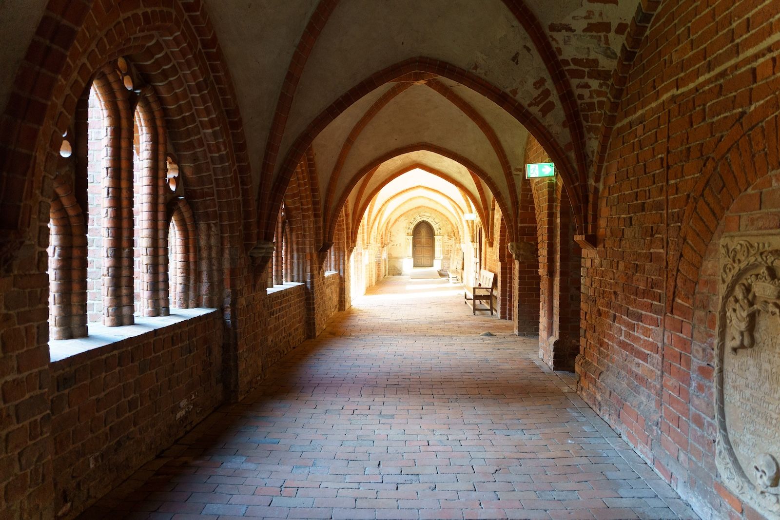 Gewölbter Backsteingang im Havelberger Dom