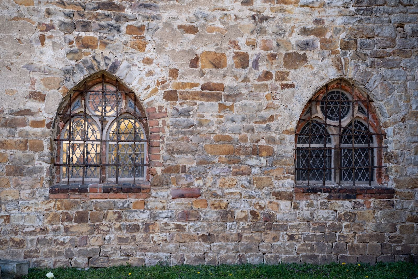 Natursteinwand mit historischen Fenstern am Havelberger Dom