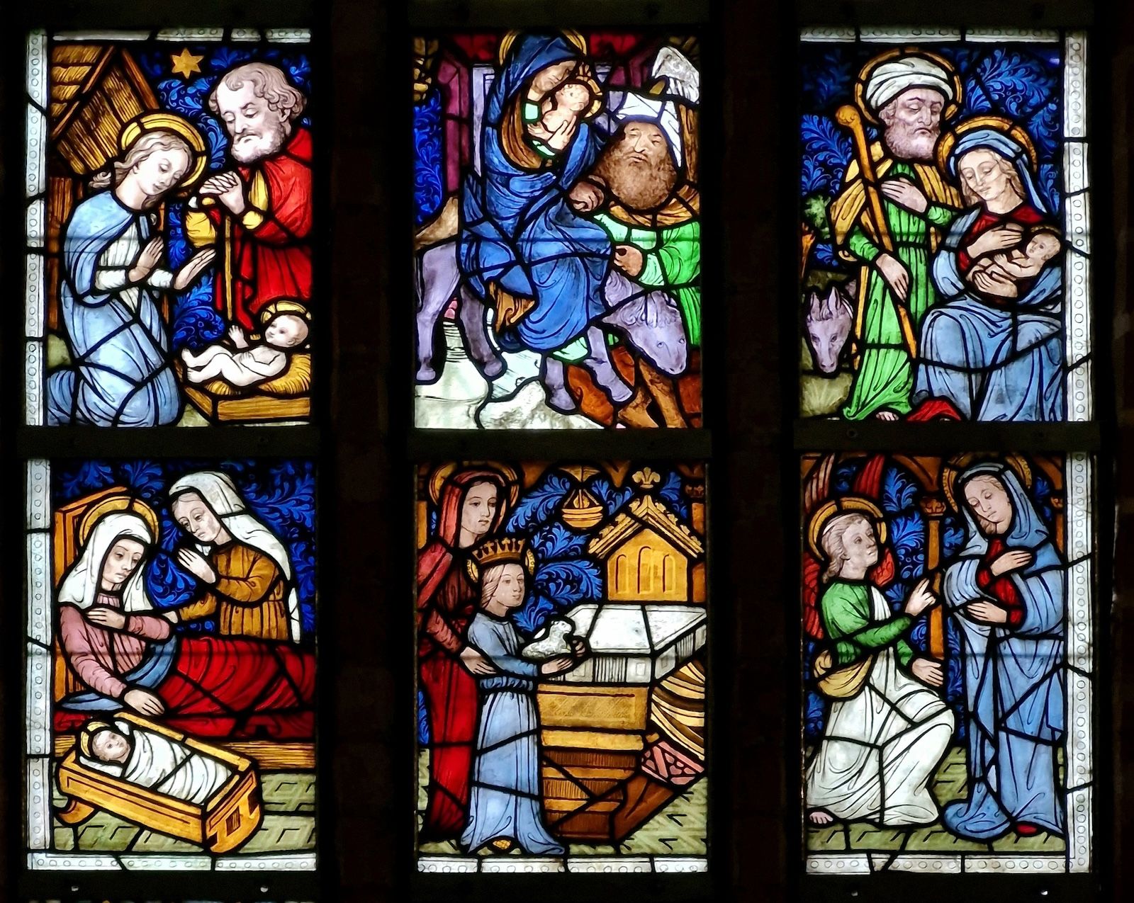 Mittelalterliches Kirchenfenster mit farbigen biblischen Szenen im Havelberger Dom