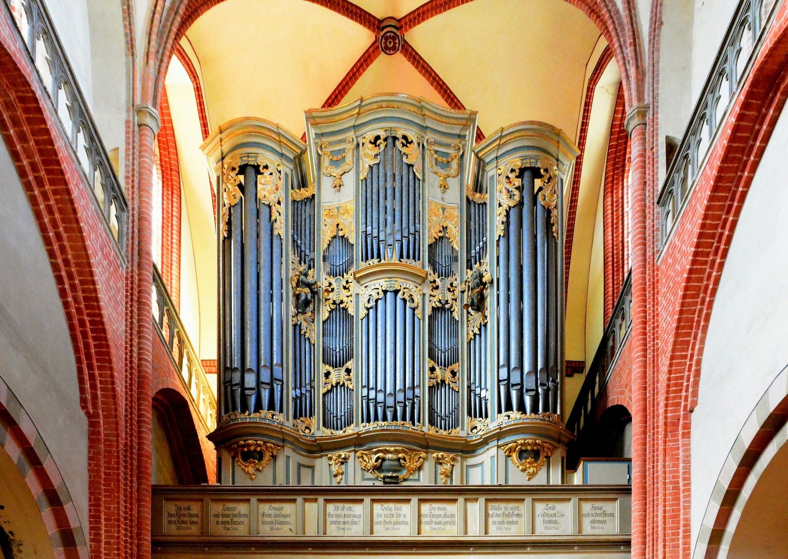 Historische Orgel zwischen roten Backsteinbögen im Havelberger Dom