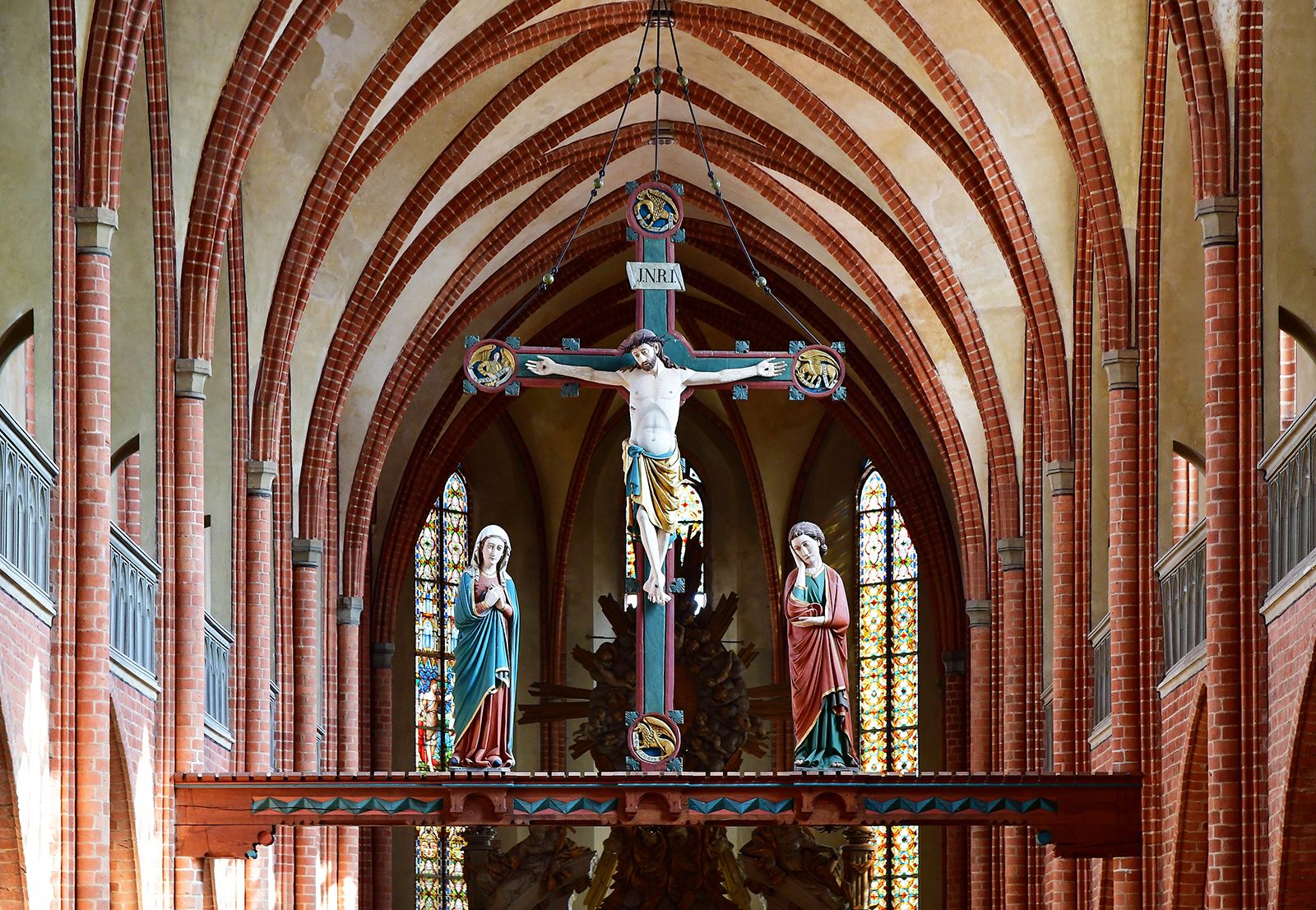 Triumphkreuz im Havelberger Dom vor gotischen Backsteinbögen