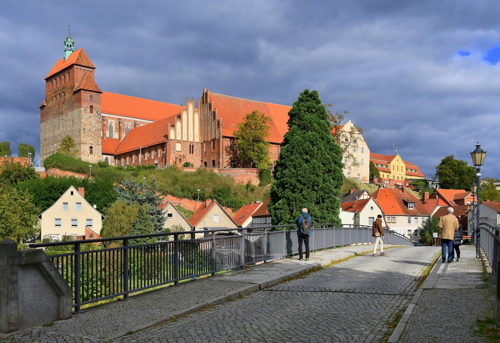 Dom St. Marien zu Havelberg über der Stadtinsel, gesehen von der Brücke