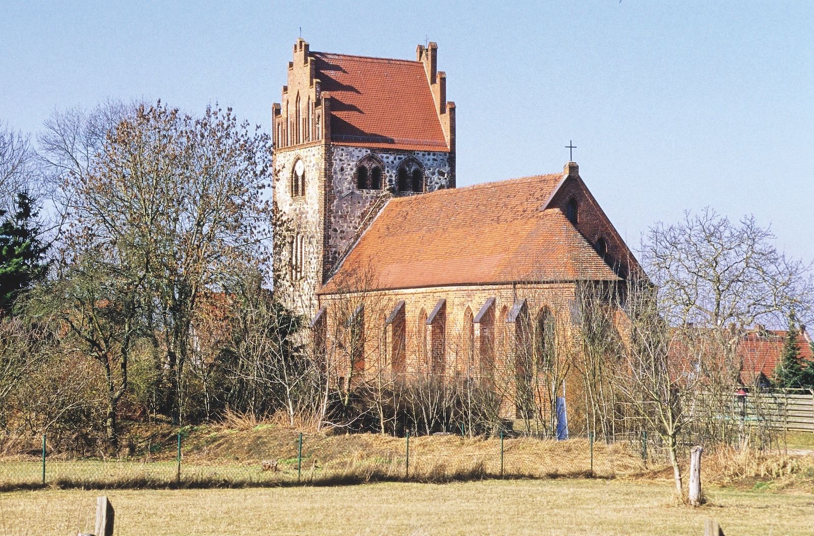 Dorfkirche Nitzow mit Feldsteinturm und Backsteinschiff