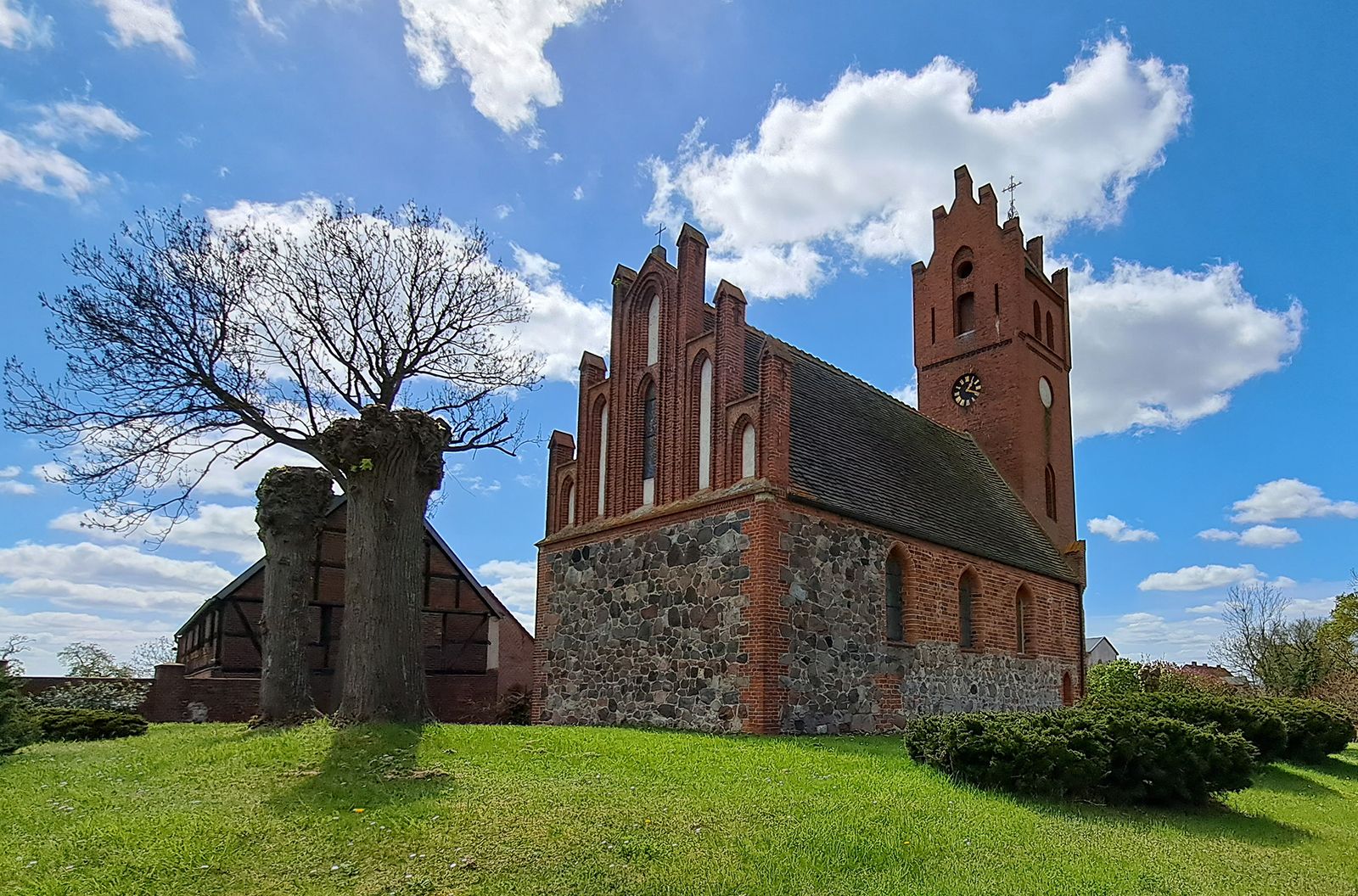 Dorfkirche Toppel mit hohem Backsteinturm und Feldsteinsockel