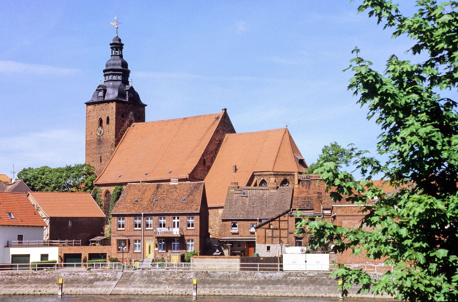 St. Laurentius in Havelberg mit Turm und Kirchenschiff an der Uferpromenade